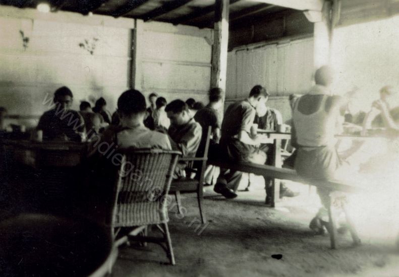 MK 1948 aan de maaltijd