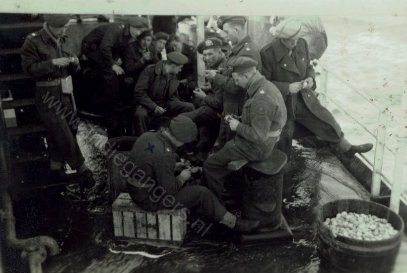 Zuiderkruis aan het aardappelschillen maart 48