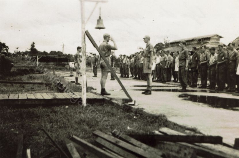 op de appelplaats in Paibum