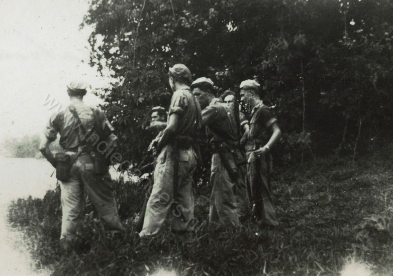 MK 1948 even rusten op patrouille in de omgeving