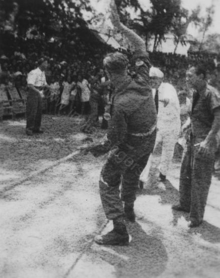 177a startsein touwtrekken 31 aug 1946 Penebal Bali