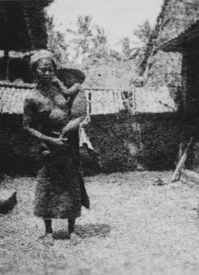 194a Balinese vrouw met kind op de arm Penebal