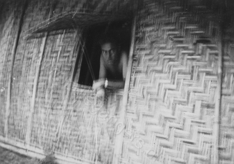 218a In het raam van onze barak te Antosari 1 october 1946