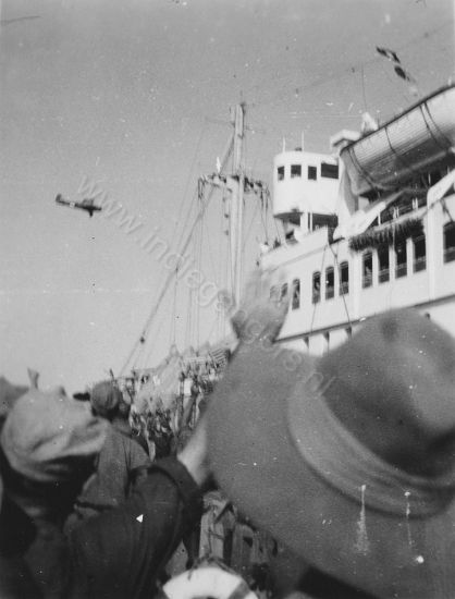 241a Op de LST voorschip Boissevain met mast en Liperunp 21 oct 1946