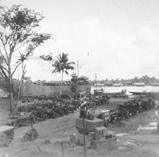253a Uitgeladen gevechtswagens op de Jetty Links achter de LST   Palembang