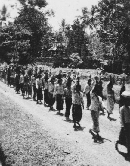 151a 31 aug 1946 Penebel Bali Parade van mooie vrouwen