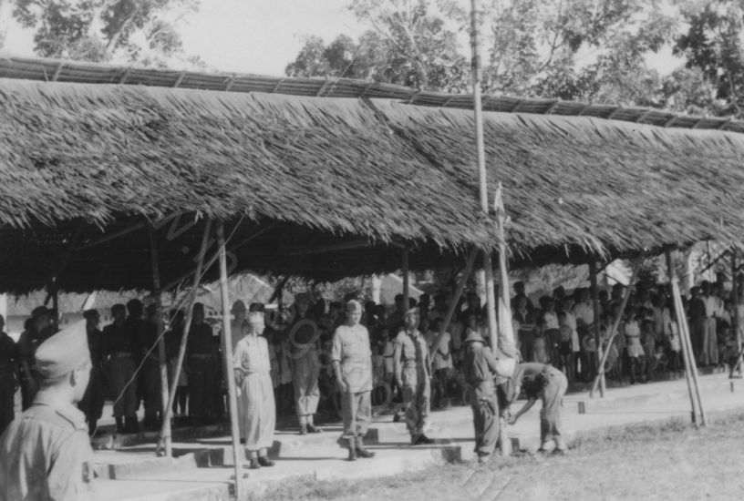 65a Hijsen van de Bataljonsvlag te Menado