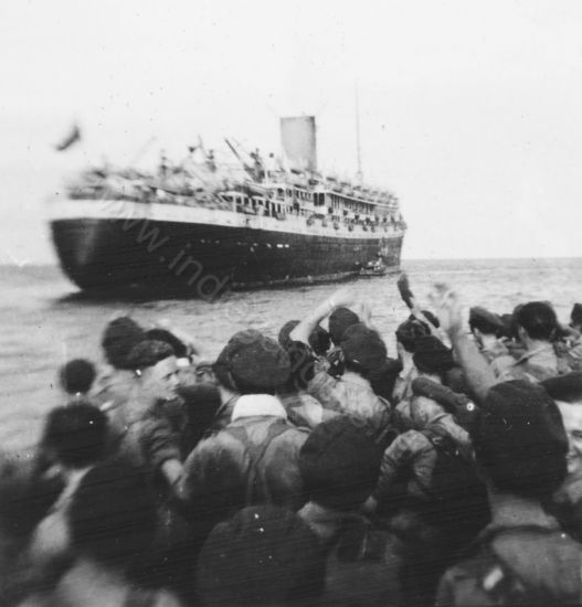 38a vertrek Alcantara Na maand op zee eindelijk per landingsboot naar de wal  Singapore  29 jan 1946