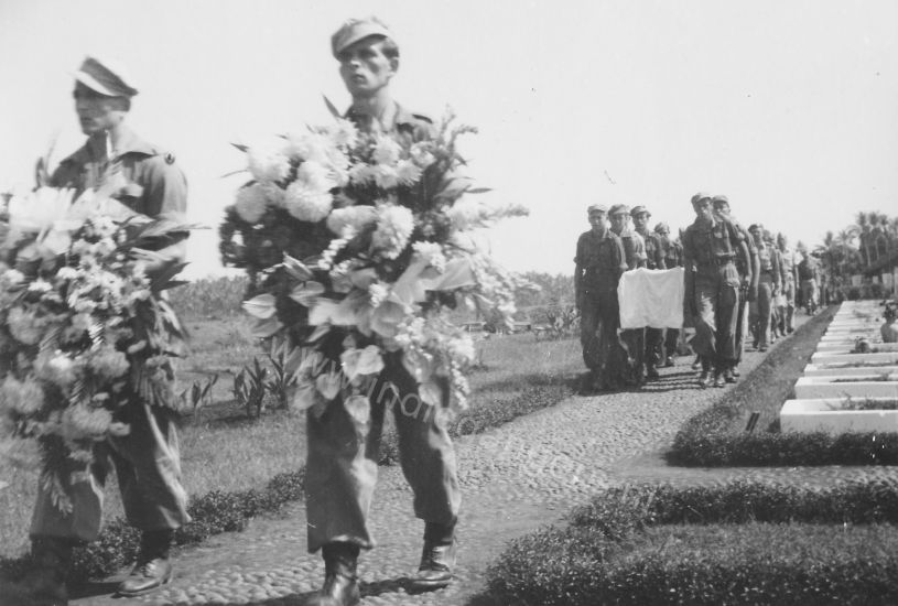 L16 dragen van de kransen   8