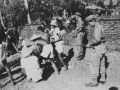 61b Gevangen inlanders verichten arbeid onder toeziend oog van inlanders te Soember