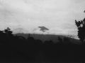 18 De dempo op grote afstand boven de wolken uit 30 11 1949