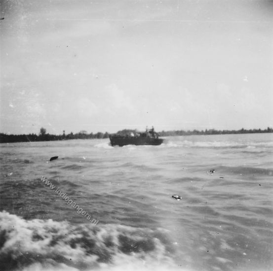 2 juni 1948 1 van de kleine landingsbootjes voor Sumatras oostkust 7