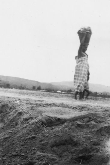 39 Sipoholon maart 1949 Batakse vrouw keert huiswaarts