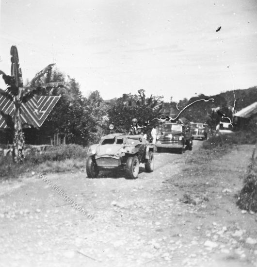 47 binnenrijden van kampong