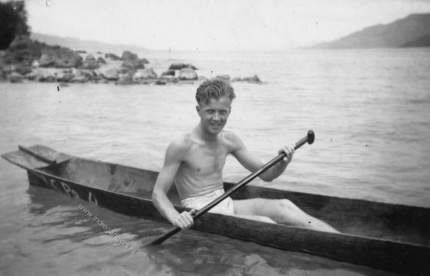 23 Prapat 31 oct 1948 Korp Herman tijdens zn verlof op het Tobameer
