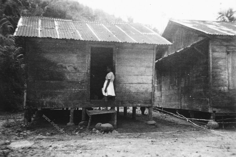 29 Indonesisch meisje aan de deur