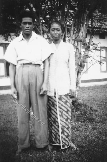 130 Padang brahrang dec 1948 Foe en haar man Javanen