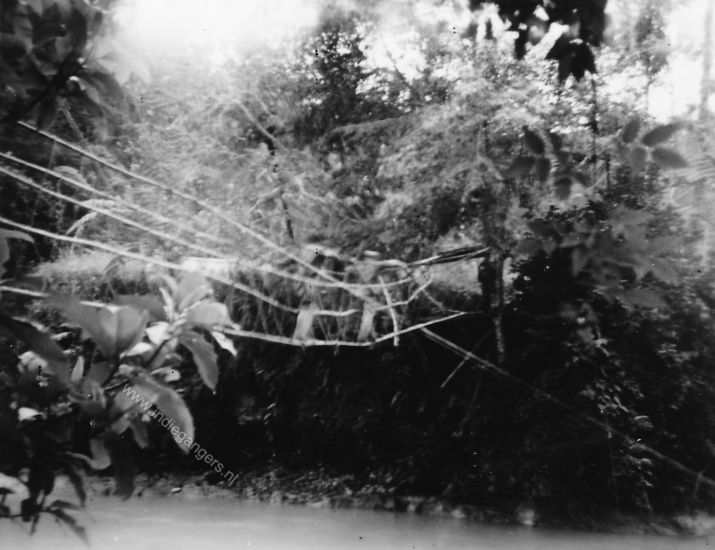 79 januari 1949 hangbrug over een rivier 6 daagse patrouille Sipirok