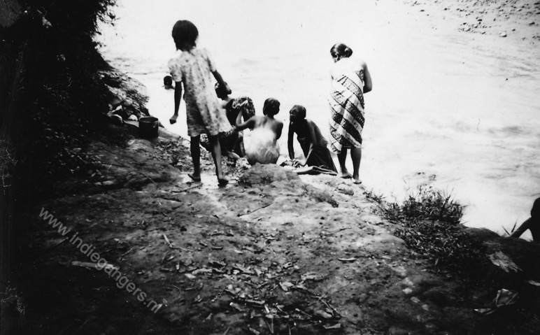 48 baboes aan de was omgeving Tjileungsir   Cileungsir West Java