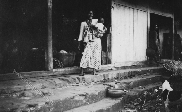 49 Indische vrouw met kleine Tjileungsir   Cileungsir West Java