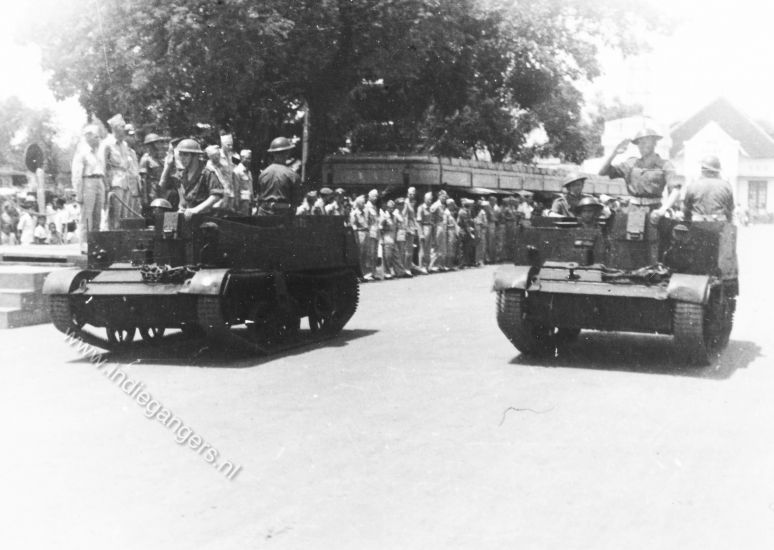 109   98 Goeboeng Klaka parade op de aloen aloen   alun alun