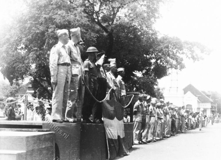 111   100 parade op de aloen aloen   alun alun