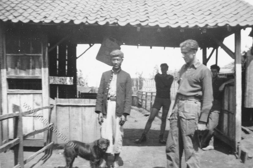 117   106 hond met inlander en militairen