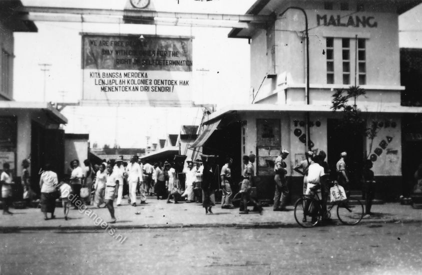 71   61 Straatbeeld Malang   toko Obra propaganda we are free people away with colonies for the right of self determination