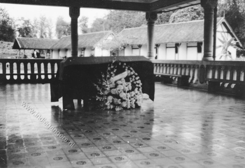 77   67 korporaal Stegeman de kist met bloemenkrans