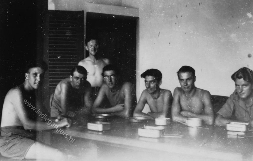 90   79 Pleret eten uit de mesti aan tafel