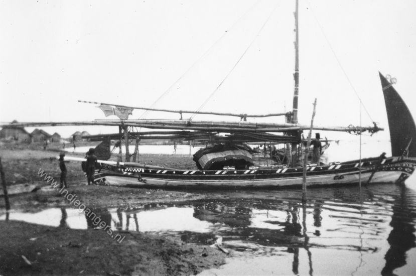 94   83 inlandse zeilboot   vissersboot Pasoeroean 