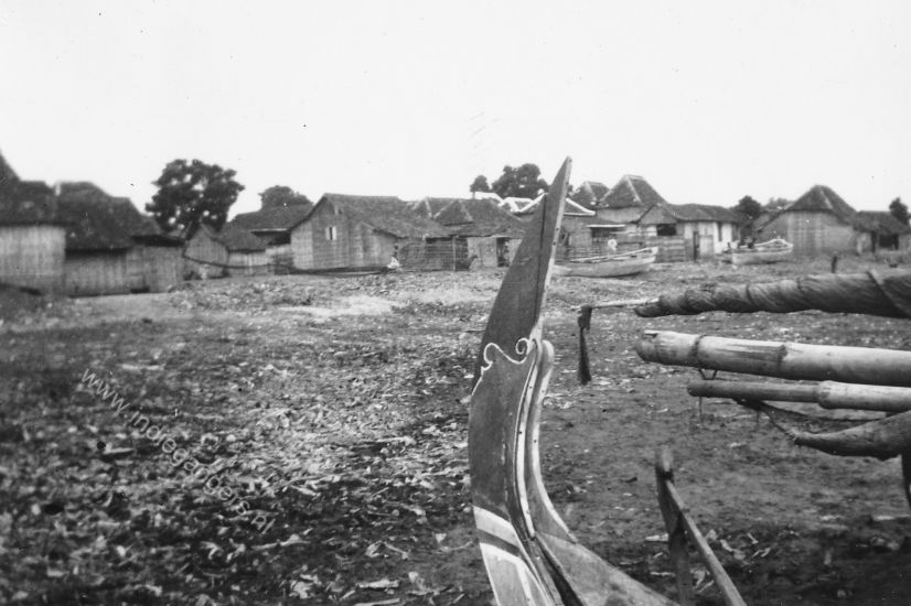 95   84 Pasoeroean kampong aan de kust