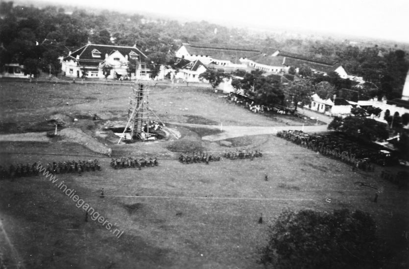 99   88 beediging officieren te Pasuruan parade op de aloen aloen   alun alun