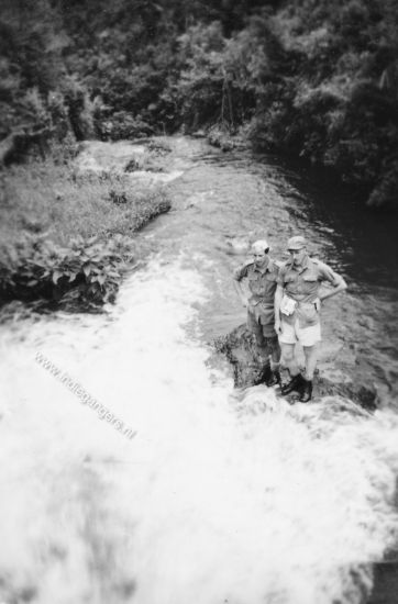 25 kijkend naar de waterval
