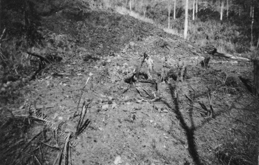 29 bommenkrater na ontploffing Karangpanas