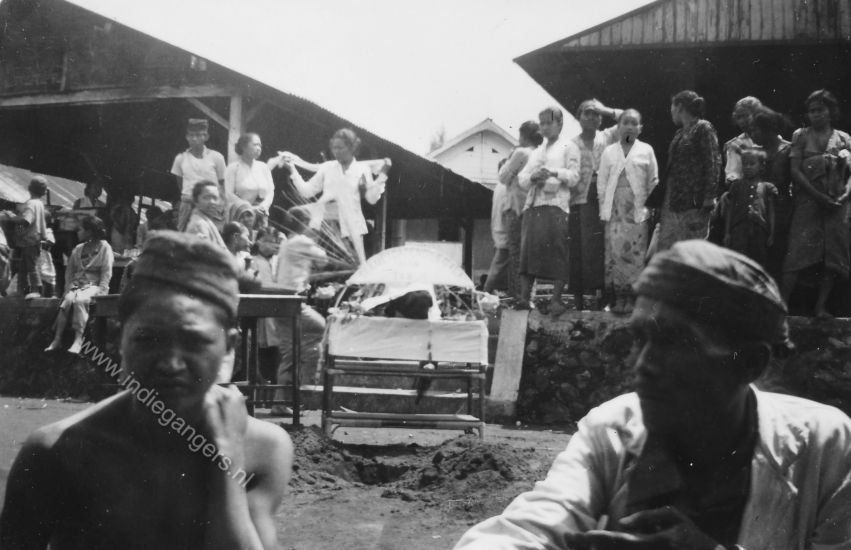 47 inlands ritueel Slamatan Nongkodjadjar offeren van een koeienkop