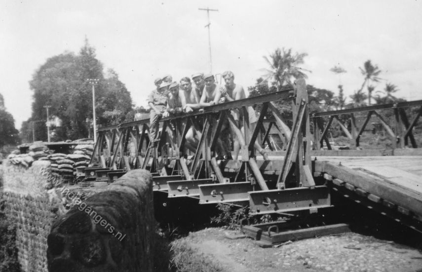 55 Karang Lo op de baileybrug