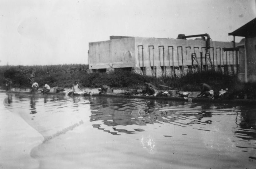 29 Djongos en baboes aan de was te Tjomal