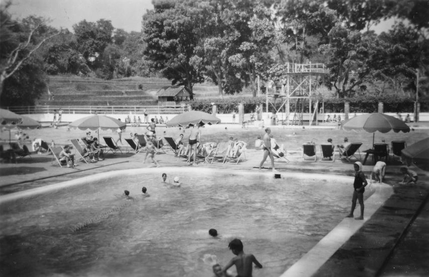 74 het zwembad te Bandung