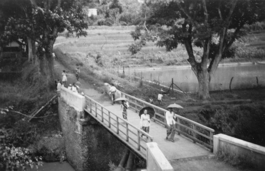 98 achter het zwembad Tjikampelas te bandung