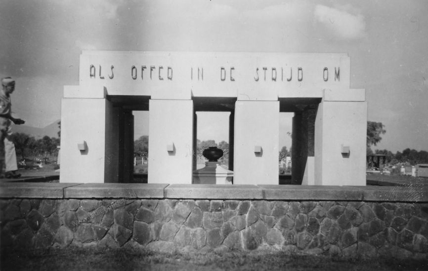 200 Op het ereveld monument pandu   Bandung