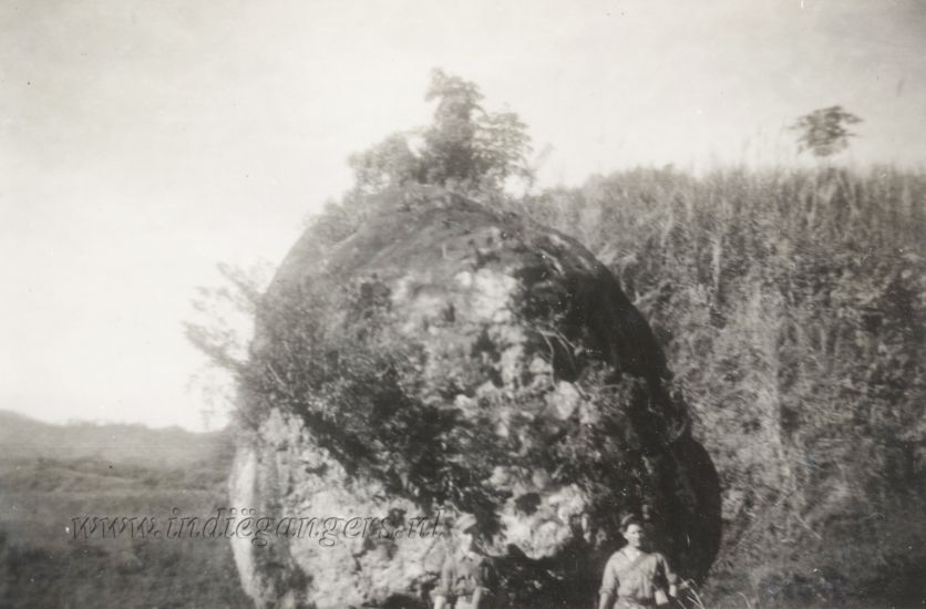 23 Zo een steen op je dikke teen Tjibinong 12 juni 1947