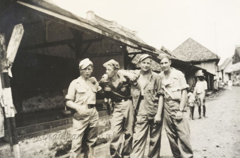 104 groepsfoto op straat