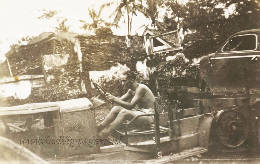 105 100km in de bocht genomen tijdens een autorace te Indramajoe