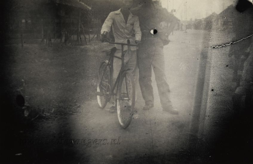 50 op de foto in de kampong met een inlander te fiets