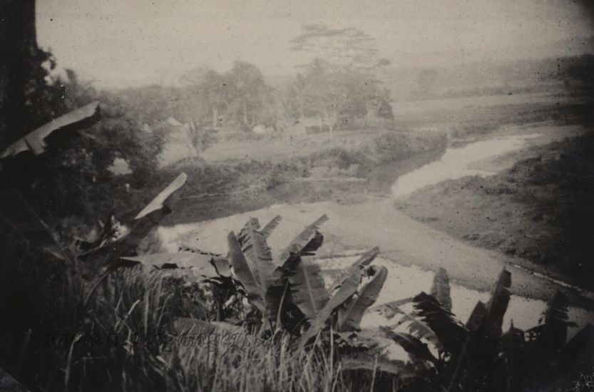 53 Tjiteureup Op de achtergrond een kampong