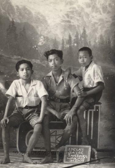 65 Inilah sa toe tandaka wan jang sedjati betekenis Dit is een bewijs van echte vrienschap  3 inlandse jongens