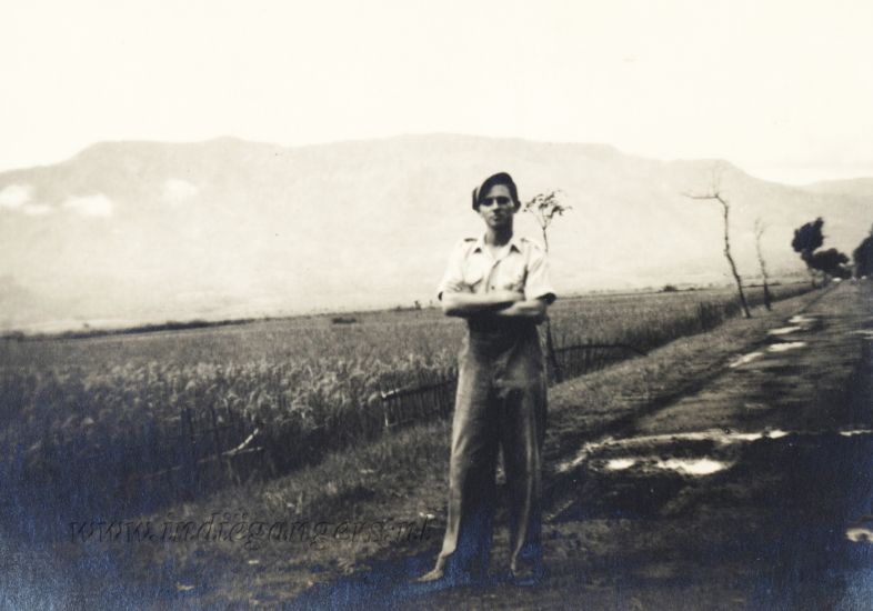 68 een kameraad van het derde peleton Op de achtergrond de Tjerime