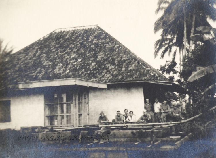 77 Bij de stelling in Tjikidjing