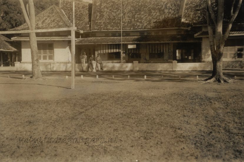 81 Het Roemah gebouw te Indramajoe